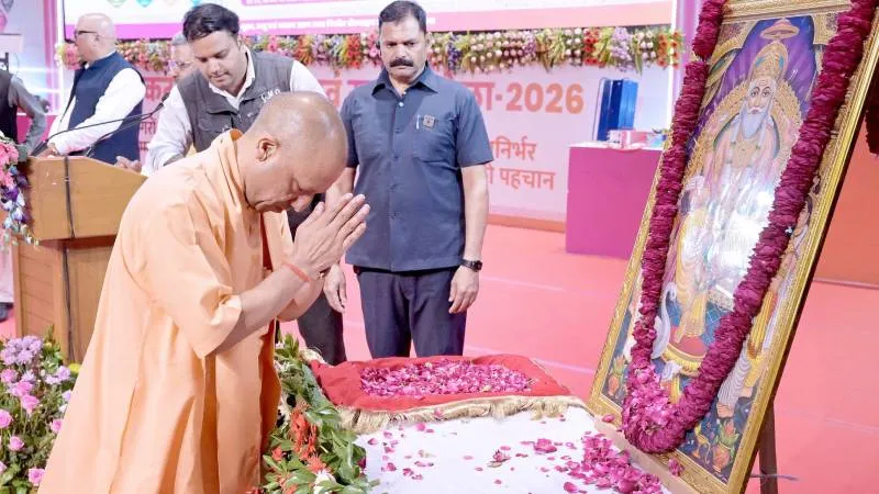 विश्वकर्मा जयंती पर कामगारों को सौगात, CM योगी ने बांटी आर्थिक सहायता और टूलकिट