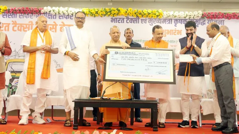 CM योगी ने भारत टैक्सी के पांच सारथियों को किया सम्मानित, कृषक समृद्धि योजना के लाभार्थियों को प्रदान किया चेक