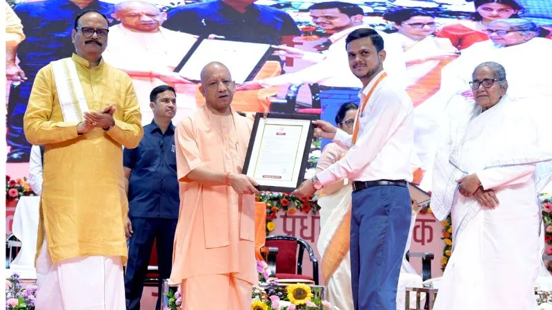 CM योगी ने बांटे नियुक्ति पत्र, मंच पर 12 अभ्यर्थियों को सौंपे लेटर, सेकेंडरी विद्यालयों को मिले 3,567 नए शिक्षक और संस्था प्रधान