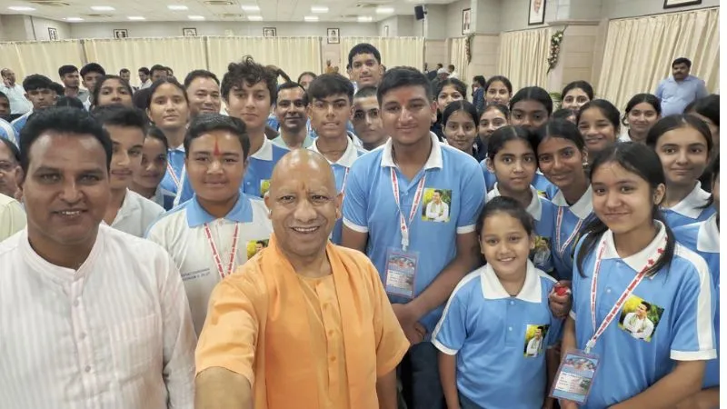 देवप्रयाग के मेधावी छात्रों ने किया गोमती बुक फेस्टिवल का भ्रमण, CM योगी के निर्देश पर अधिकारियों ने कराया शैक्षिक भ्रमण