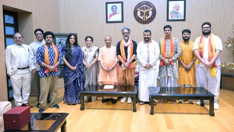 CM योगी से मिली 'हनुमान अंश' की टीम, मुख्यमंत्री ने पूरी टीम को दी शुभकामनाएं, नीम करौली बाबा पर बनी है फिल्म