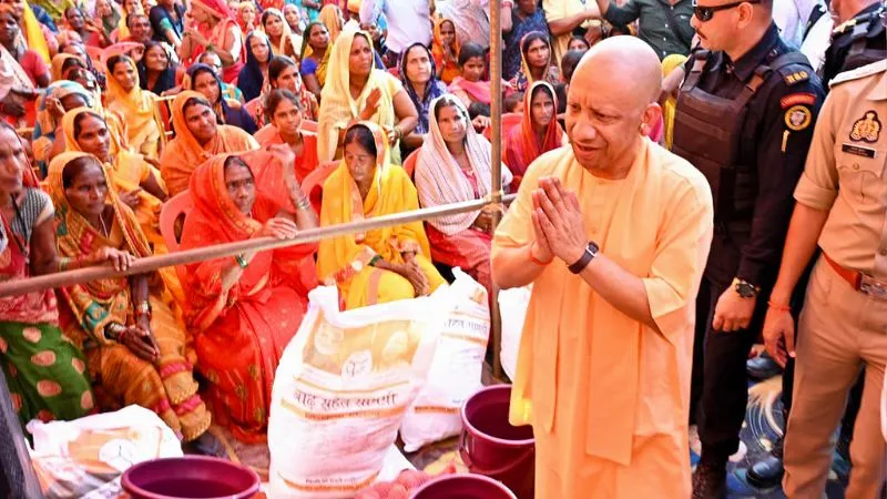ग्राउंड जीरो पर CM योगी, बेदूपार इंटर कॉलेज में अपने हाथों से परिवारों को बांटी राहत सामग्री, फसल नुकसान पर 10 दिन में मुआवजे के निर्देश