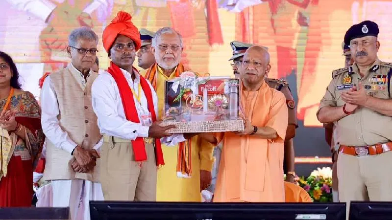 योगी सरकार का बड़ा ऐलान, 68 हजार ग्राम प्रहरियों की बढ़ी सैलरी, परिवार को ₹5 लाख तक कैशलेस इलाज