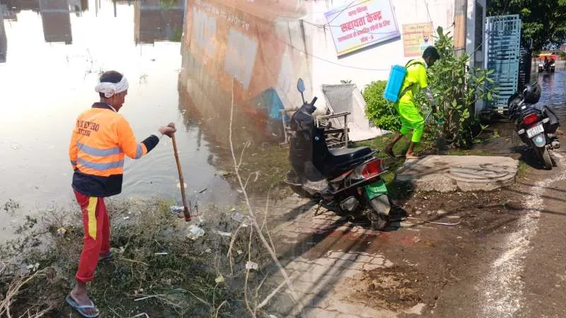 बाढ़ प्रभावित इलाकों में सफाई अभियान तेज, योगी सरकार का जलनिकासी और स्वास्थ्य सुरक्षा पर जोर