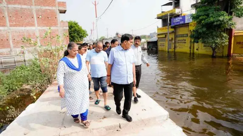 बाढ़ प्रभावितों को राहत पहुंचाने के लिए युद्ध स्तर पर कार्य कर रही योगी सरकार, नगर विकास मंत्री ने फैजुल्लागंज-दाउदनगर में किया निरीक्षण