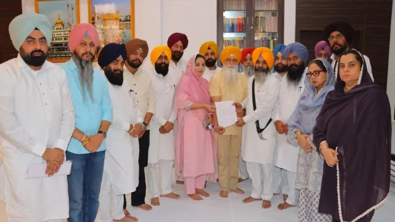 ‘गुरुद्वारे पवित्र पवित्र स्थान हैं, दिल्ली पुलिस को जूते पहनकर घुसने का हक नहीं’, AAP ने उठाए सवाल, एक्शन की मांग