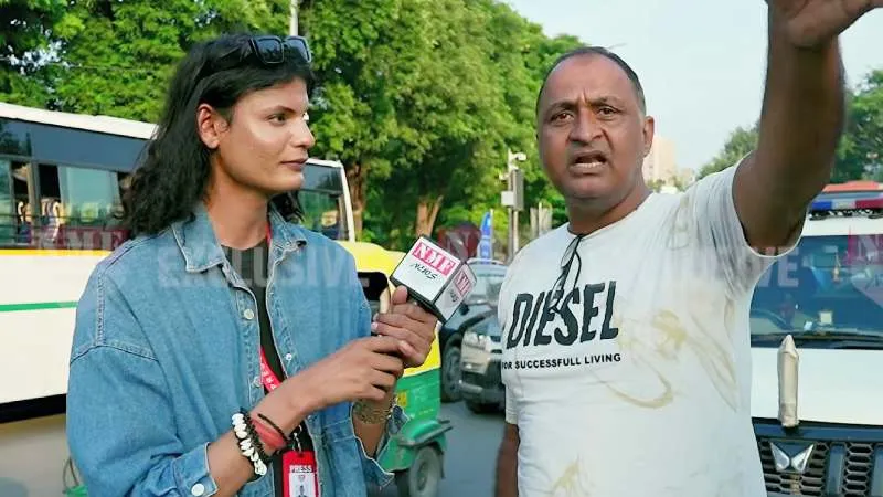 तिरंगे का अपमान कर रहे प्रदर्शनकारियों को पत्रकार ने पकड़ा, सवाल पूछते ही बौखला उठे, फिर हुई बहस !