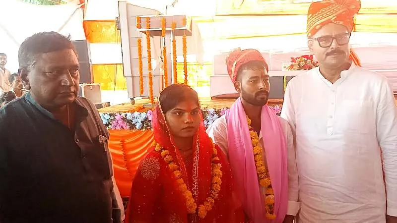 शहनाइयों की गूंज के बीच अयोध्या के गोसाईगंज में 185 जोड़ों ने थामा एक-दूजे का हाथ, जरूरतमंद परिवारों को मिला सरकारी योजना का लाभ