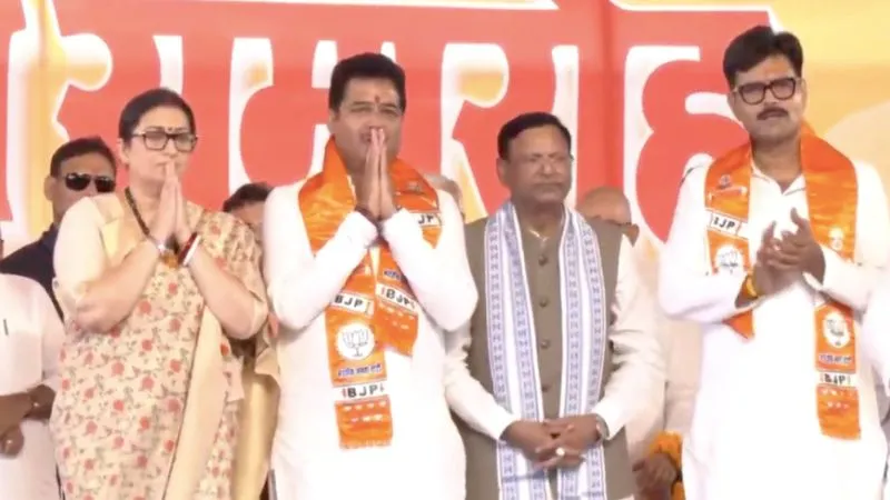 योगी को चुनौती देना अखिलेश को पड़ा भारी... चुनाव से पहले तीन विधायकों ने छोड़ा सपा का साथ, थामा BJP का दामन