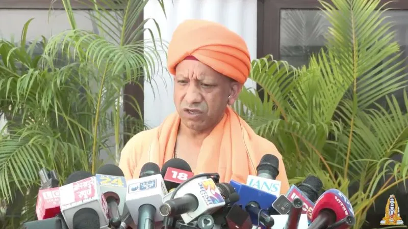 ‘नारी गरिमा से खिलवाड़ स्वीकार नहीं’, महानवमी पर CM योगी का कड़ा संदेश, गोरखनाथ मंदिर में किया कन्या पूजन