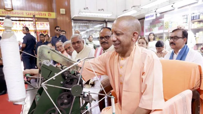 बापू का चरखा स्वावलंबन का आधार, ओडीओपी उसी स्वदेशी भाव से ‘लोकल को ग्लोबल’ बनाने का अभियान: CM योगी