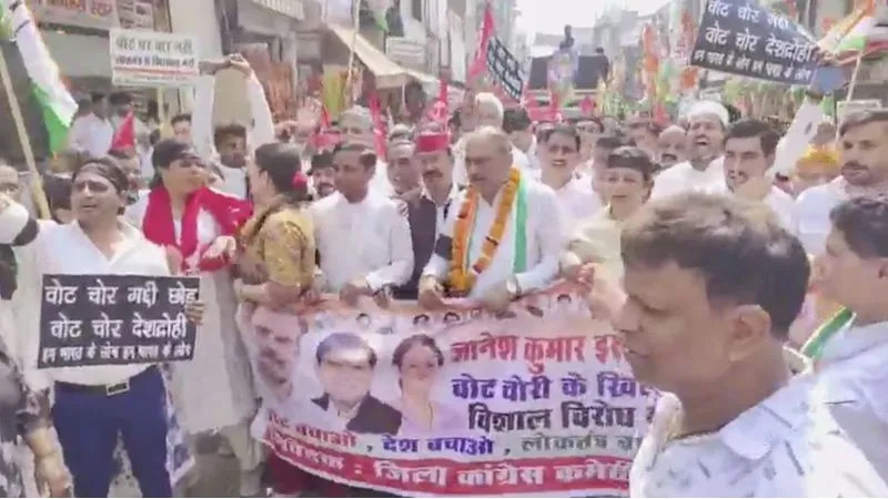 चले थे ज्ञानेश कुमार के नाम पर मोदी से लड़ने कांग्रेसी… यहां तो आपस में ही भिड़ गए दो कांग्रेसी नेता, विरोध प्रदर्शन बना अखाड़ा!