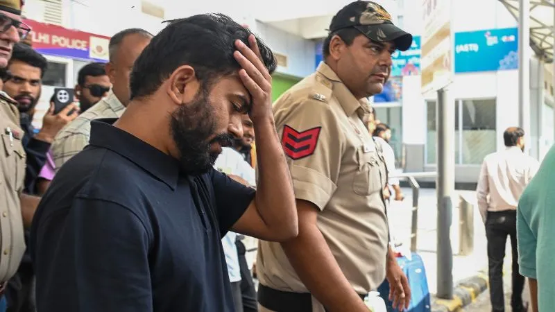 'अरे, देश को क्यों खराब कर रहा है भाई?' दिल्ली एयरपोर्ट पर CJP नेता अभिजीत दिपके को लोगों ने घेरा, लगे 'चोर-चोर' के नारे