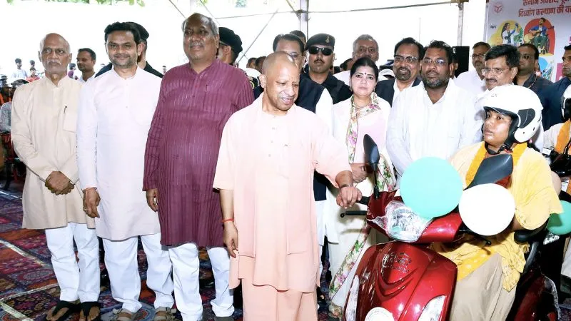 योगी सरकार का दिव्यांगजनों को बड़ा तोहफा, फिर बढ़ेगी पेंशन; 18 मंडलों में पुनर्वास केंद्र बनाने के भी निर्देश