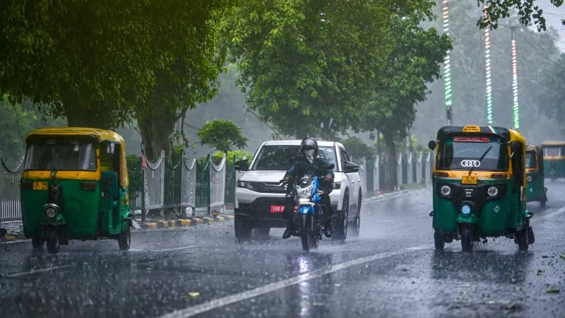 दिल्ली-NCR में तूफान 'अर्नब' का असर... रातभर हुई झमाझम बारिश से बढ़ी ठंड, मौसम विभाग ने जारी किया येलो अलर्ट