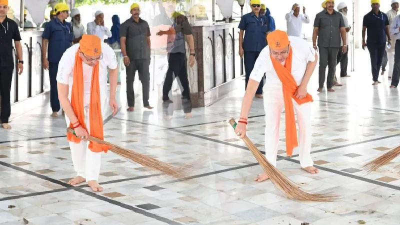 CM धामी ने नानकमत्ता साहिब में की साफ-सफाई, बोले- स्वच्छता हम सबकी सामूहिक जिम्मेदारी