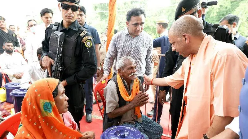 बाढ़ प्रभावितों के बीच पहुंचे CM योगी, बोले- हर पीड़ित परिवार तक पहुंचेगी राहत