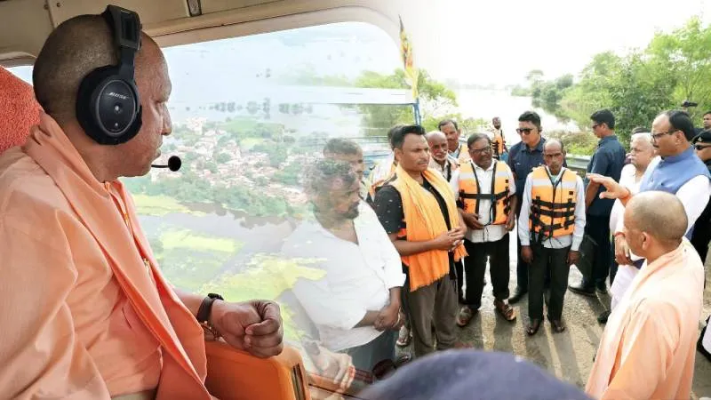गोमती के बढ़ते जलस्तर से प्रभावित इलाकों में योगी सरकार का राहत अभियान तेज, 35 परिवारों को सुरक्षित स्थानों पर पहुंचाया