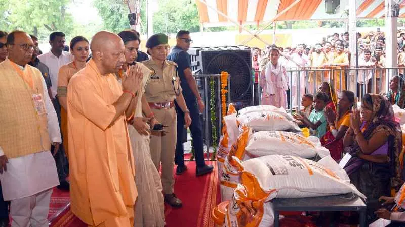 योगी सरकार के निर्देश पर बाढ़ प्रभावितों को नावों से पहुंचाया जा रहा भोजन और राशन