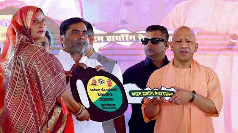 बलरामपुर में सीएम योगी ने लाभार्थियों को बांटे चेक, लैपटॉप और आवास के स्वीकृति पत्र