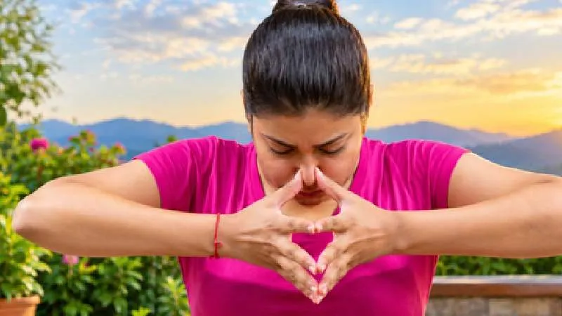 कपोल शक्ति विकासक क्या है? जानें चेहरे की सुंदरता बढ़ाने वाली इस योग क्रिया के फायदे