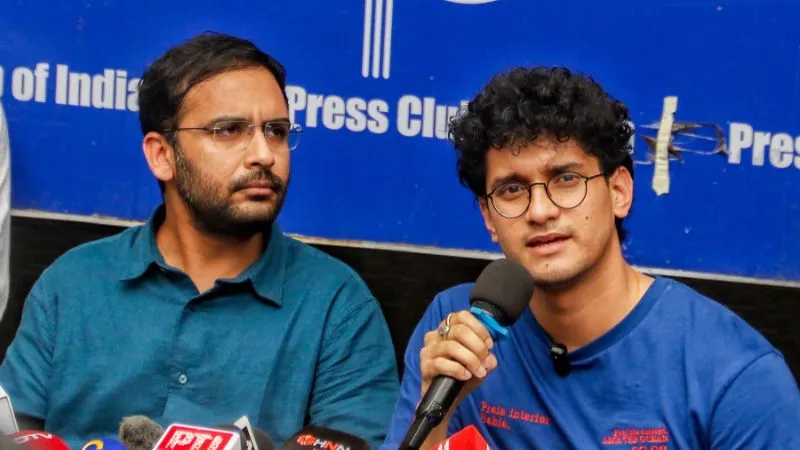'आप जेन-जी नहीं', HC ने सौरव दास-आशुतोष रांका की पूछी उम्र, विदेश में प्रदर्शनों पर की टिप्पणी, CJP ने वापस ली याचिका