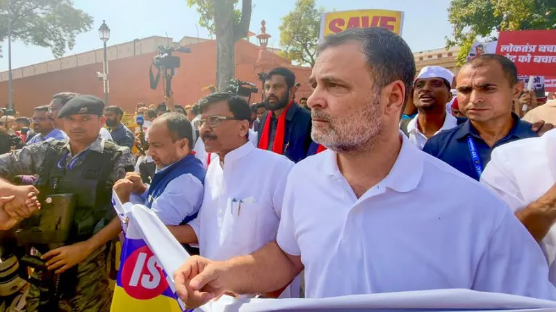 दिल्ली में चुनाव आयोग के खिलाफ विपक्ष का हल्ला बोल, आकाशवाणी भवन में घुसे राहुल गांधी, ECI की ओर जाने की कोशिश