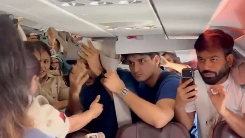 'देशद्रोही...और बोल रहे भारत माता की जय!', फ्लाइट में अभिजीत दिपके के खिलाफ लोगों ने लगाए नारे, कहा- SHAME ON YOU