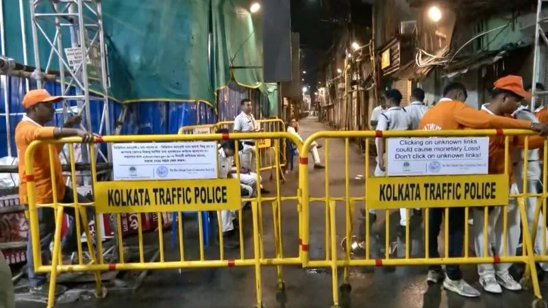 कोलकाता के दुर्गा पूजा पंडाल में भगदड़ के बाद बड़ा एक्शन, पुलिस ने VIP पास रद्द किए, आयोजकों के लिए दिशानिर्देश जारी