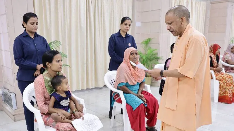 जनता दर्शन में CM योगी सख्त, बोले- प्रशासन हर उचित समस्या का कराए समयबद्ध निस्तारण