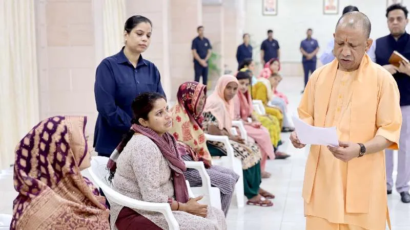 'जनता दर्शन' में CM योगी ने सुनीं लोगों की समस्याएं, बोले- 'नर सेवा-नारायण सेवा' के भाव से जनसेवा कर रही सरकार