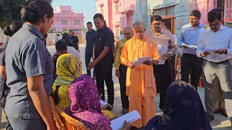 जनता दर्शन में CM  योगी ने सुनी 200 लोगों की समस्या, अधिकारियों को दिए निर्देश, बोले- संवेदनशील व्यवहार के साथ करें हर पीड़ित की सहायता