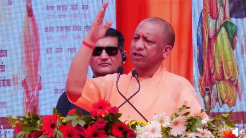 मुख्यमंत्री योगी ने सपा और कांग्रेस पर साधा निशाना, बोले-बड़े मियां और छोटे मियां को घुसपैठियों से प्यार