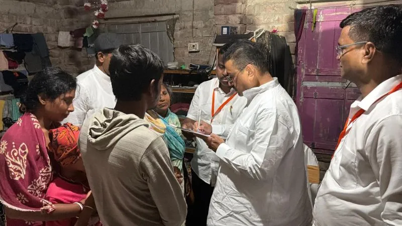 10वीं तक मोबाइल छूना भी मत...CM सुवेंदु संग सेल्फी लेने पहुंचा बच्चा, पहले मिली तगड़ी सलाह, फिर हुई इच्छा पूरी