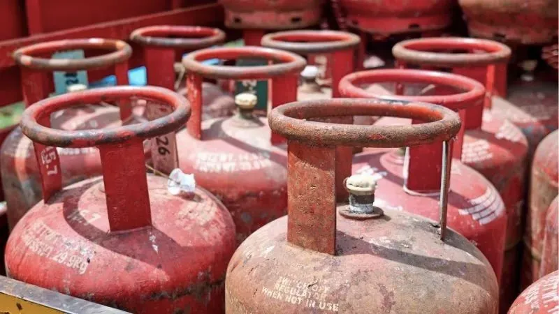 LPG Cylinder Price: हर सिलेंडर पर ₹245 का नुकसान झेल रही HPCL, क्या अब महंगी होगी रसोई गैस? जानें पूरी बात
