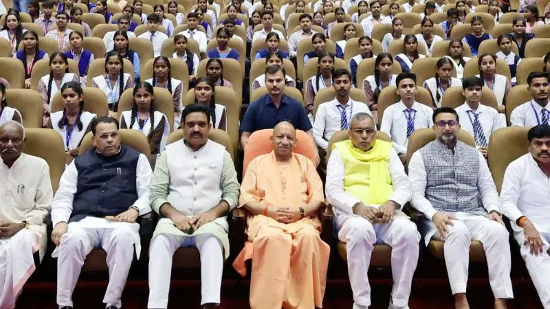 CM योगी ने भारतीय संस्कृति ज्ञान परीक्षा में UP के टॉप-10 स्कूलों को किया पुरस्कृत, कहा- एक भारत-श्रेष्ठ भारत चाहिए