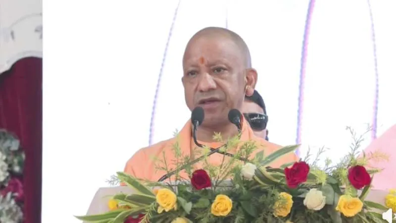 जब नारीशक्ति स्वस्थ-शिक्षित और समर्थ होती है, तभी राष्ट्र का वर्तमान सुरक्षित और भविष्य उज्ज्वल: CM योगी