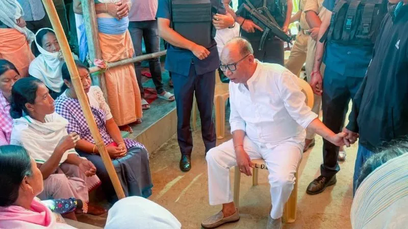 मणिपुर में फिर हिंसा: 10 दिन में 14 लोगों की हत्या, विरोध के बीच पीड़ितों से मिले CM खेमचंद