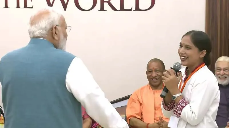 वाराणसी में महिला कर्मचारी ने सुनाई प्रधानमंत्री को गांवों की बदलती तस्वीर, मोदी बोले- योगी जी को थैंक्यू बोलो