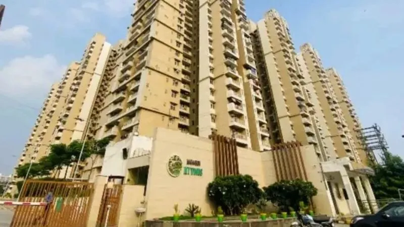 ग्रेटर नोएडा: खाटू श्याम जाने के लिए तोड़ रहे थे फूल, 23वीं मंजिल से गिरकर पिता-बेटे की मौत