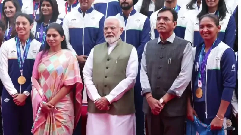 एशियन गेम्स के पदकवीरों से मिले PM मोदी, क्रिकेटर श्रेयस अय्यर और हरमनप्रीत ने प्रधानमंत्री को दी अपनी जर्सी