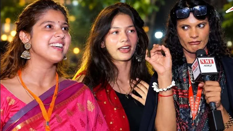 सनातनी लड़की गा रही थी शानदार भजन, फिर रिपोर्टर ने पूछा ऐसा सवाल लड़कों ने दी लड़के बुलाने की धमकी!