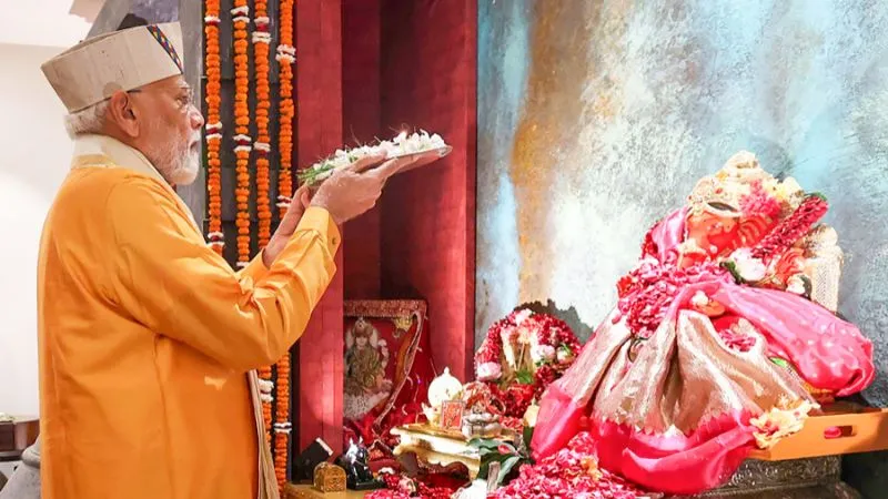 नहाने के बाद भी पूजा में बैठते ही क्यों छिड़का जाता है जल? जानें क्या कहती हैं धार्मिक मान्यताएं