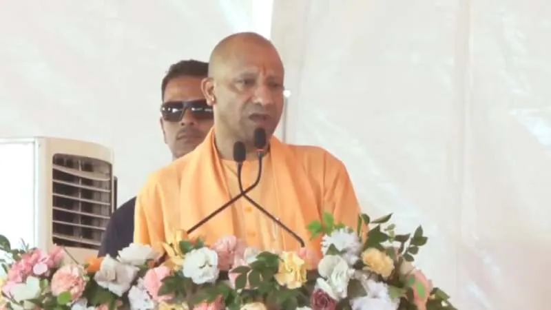 अखिलेश नौकरी गिनते रहें, अगले छह महीने में एक लाख से अधिक युवाओं को देंगे सरकारी नौकरी : CM योगी