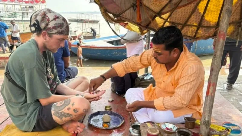 ‘वो सपनों में आते हैं…’, अमेरिकी शख्स ने काशी में किया चाचा का पिंडदान, मोक्ष के लिए किया हवन-पूजन और तर्पण