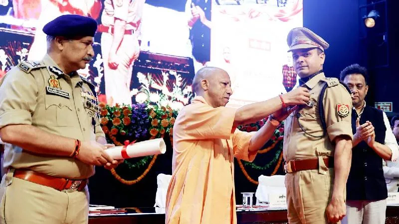 CM योगी ने वीर पुलिसकर्मियों को विभिन्न वीरता पदकों से किया सम्मानित, कुलदीप कुमार बोले- तकनीक के इस्तेमाल से बदली पुलिसिंग...