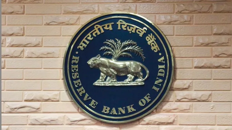RBI का बड़ा एक्शन! अब इस बैंक से निकाल सकेंगे सिर्फ 5,000 रुपये, जानें क्या है पूरा मामला