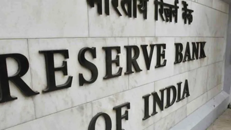 रुपए को सहारा देने की तैयारी, सरकारी तेल कंपनियों के लिए डॉलर विंडो खोलेगा RBI