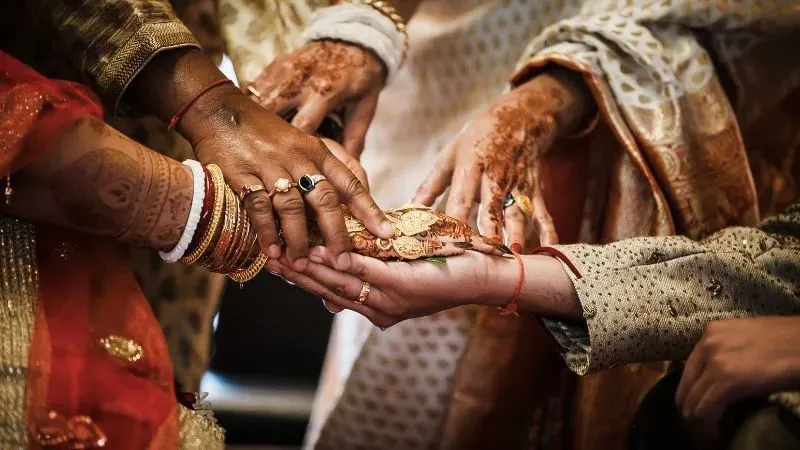 कुंडली में मांगलिक दोष है तो घबराएं नहीं, इन 10 आसान उपायों से कम हो सकता है इसका प्रभाव
