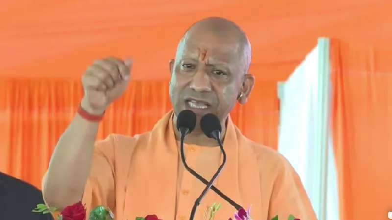 मीरजापुर में शिक्षक सम्मेलन में CM योगी का विपक्ष पर तीखा हमला, बोले- समाजवादी पार्टी हो या कांग्रेस, दोनों शिक्षा विरोधी